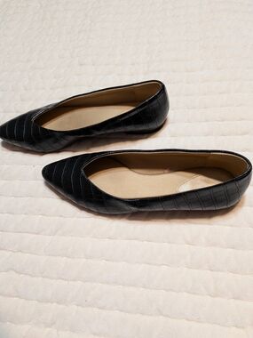 Black Croc-Embossed Pointed Toe Women’s Flats